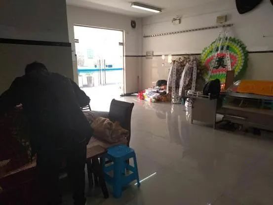 9岁儿子被捅12刀离世,他不理发、不刮胡子,不接受道歉与赔偿,在殡仪馆守了儿子半年(图4) 6.jpg