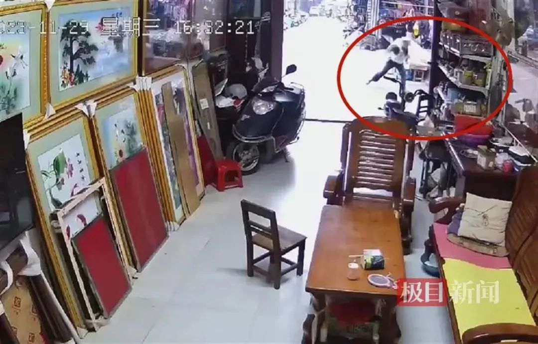 广西一交警持棍击倒电动车致驾驶员受伤,官方通报:已停职(图2) 28.jpg