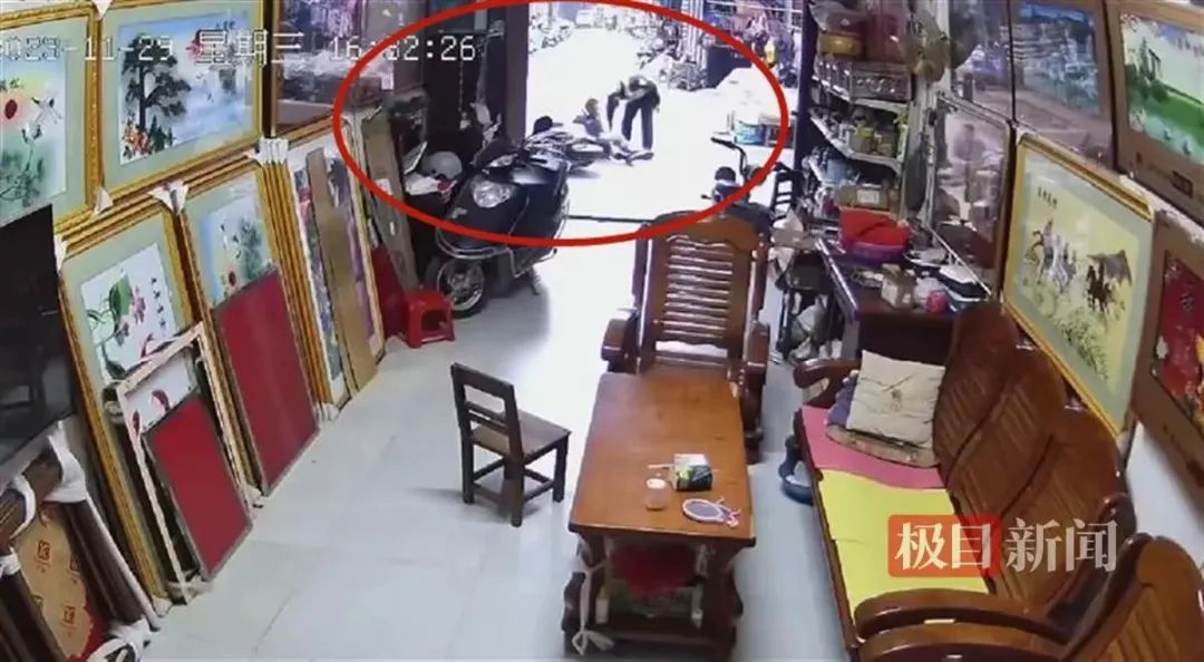 广西一交警持棍击倒电动车致驾驶员受伤,官方通报:已停职(图3) 29.jpg