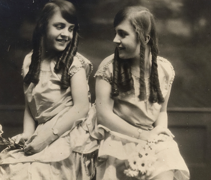 英国臀部连体姐妹:各自有男友,姐姐死后,妹妹拖着遗体2天后才去世……(图1) 1.png