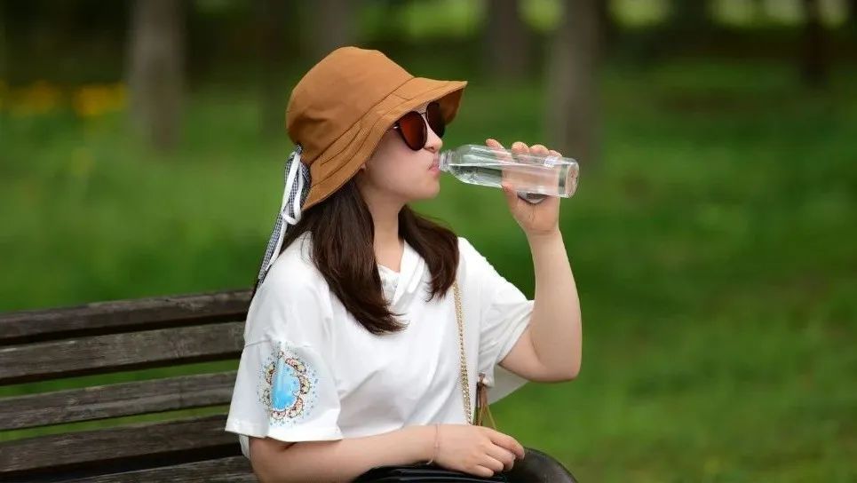 一升瓶装水中竟有24万个塑料颗粒?入侵大脑后,这种病风险大大增加!(图1) 32.jpg