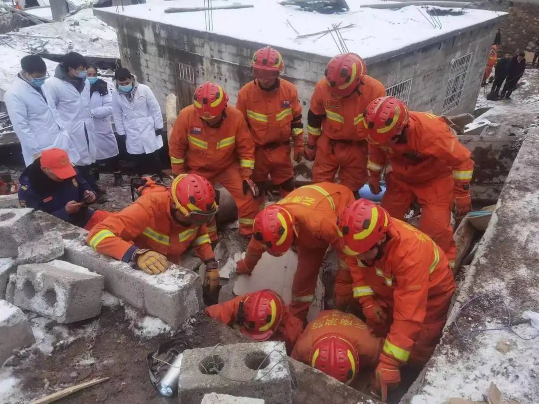 云南镇雄山体滑坡已致8人遇难!村民上月曾在山顶发现裂缝……最新消息汇总(图5) 5.jpg