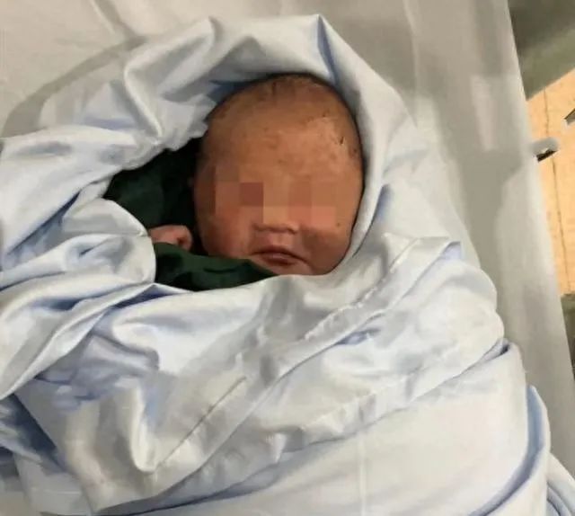 浙江一车主晚上忘关车窗,第二天早上车内多出一个女婴,睡得真香(图3) 25.jpg