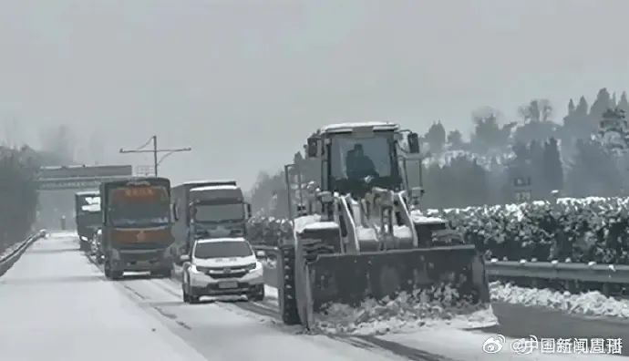 跑道关闭、列车停运,这里雪下了一夜!有旅客称滞留高速10多个小时,官方回应(图6) 640.jpg