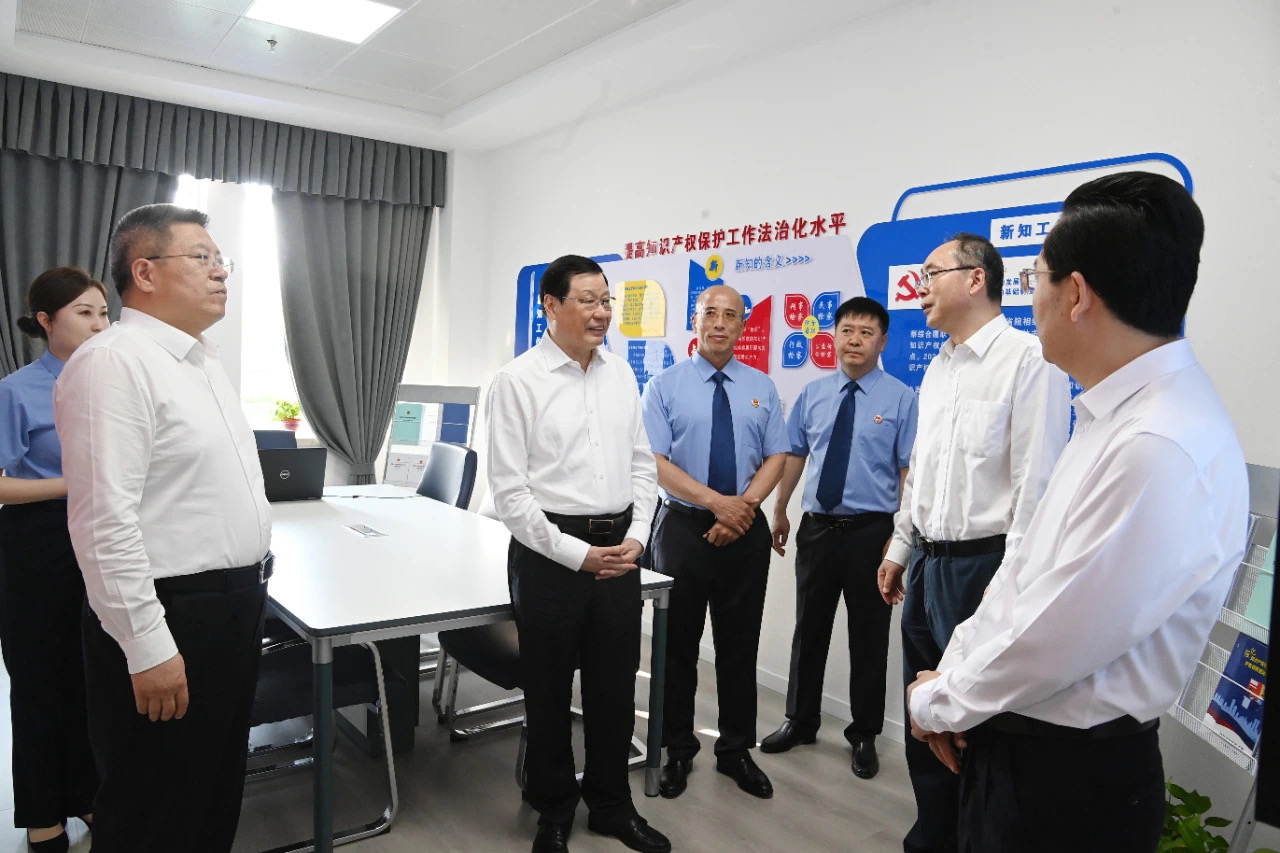 事关“四大检察”,最高检密集提及“三个结构比”有何深意? 检察日报正义网 2024-06-13 20:53 北京 6月12日至13日,最高人民检察院党组书记、检察长应勇率最高检调研组在吉林调研。 针对推动“四大检察”全面协调充分发展,应勇强调,“四大检察”的履职结构比,依程序办案与依职权监督的案件结构比,依程序移送、依申请受案与主动发现的案源结构比等“三个结构比”,是衡量“四大检察”发展全面(图2) 13.jpg