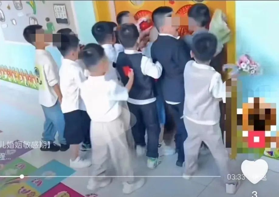 幼儿园给孩子办集体婚礼?“新郎”捧花“接亲”,“新娘”拦门讨红包……网友热议(图6) 640.jpg
