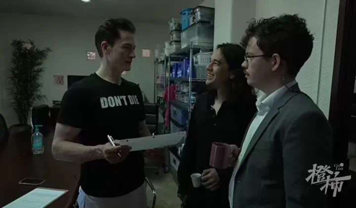 让儿子给自己换血的亿万富翁,为“长生不老”又整新活!他在一个偏僻小岛上,接受了一个手术……(图3) 4.png