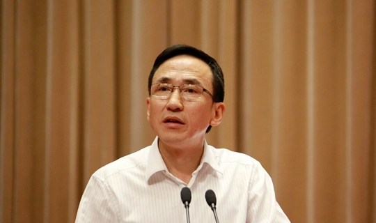 “电耗子”中国电建原董事长范集湘被决定逮捕,曾享受国务院特殊津贴 检察日报正义网  2024年08月09日 16:07 北京 正义网记者8月9日从最高人民检察院获悉,中国电力建设集团有限公司原党委副书记、董事长范集湘涉嫌受贿、利用影响力受贿一案,由江西省监察委员会调查终结,移送检察机关审查起诉。日前,经最高人民检察院指定管辖,江西省南昌市人民检察院依法以涉嫌受贿罪、利用影响力受贿罪对范集湘作出逮捕(图1) 640.png