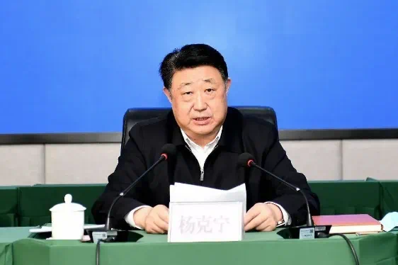 非法持有枪支!“老虎”杨克宁被公诉,发表过多篇官场小说,曾称“干部会遇上诱惑与贪婪”(图1) 微信图片3.png