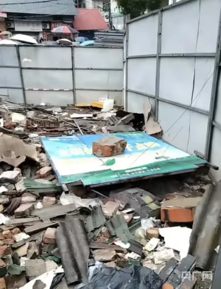 湖南衡阳一小学生坠井身亡!家长:“井盖”是薄纸皮(图1) 20.jpg