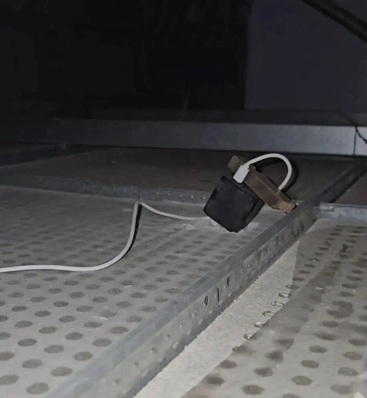 谁在医院更衣室里装的针孔摄像头?(图2) 2.jpg