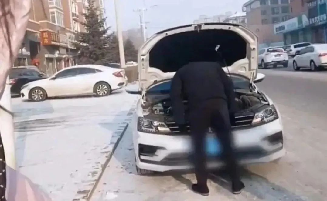 一对夫妻开车去民政局离婚的路上，车子连坏6次，妻子纳闷不解，网友：他低头了，给个台阶回家吧(图3)