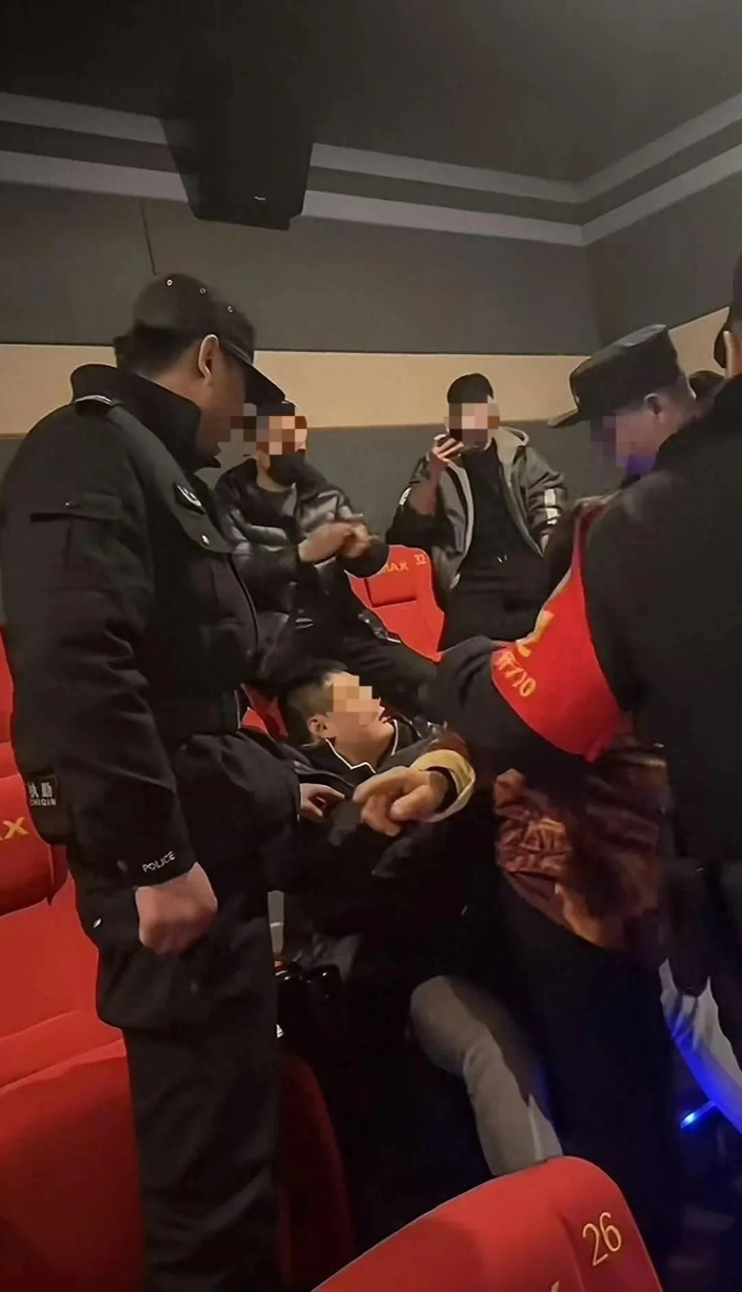 母子看电影霸座致300多人被迫退票?警方介入(图1) 微信图片_20250130214144.jpg