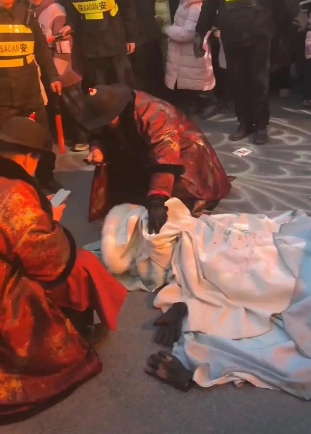 “不倒翁”女演员摔落,最新回应(图1) 微信图片_20250201214443.jpg