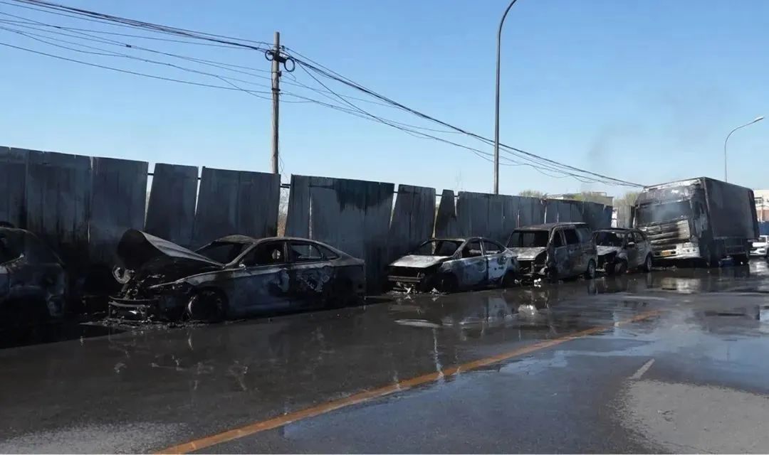 闯大祸!女子在路口烧纸祈福引燃9辆车被刑拘(图3) 闯大祸!女子在路口烧纸祈福引燃9辆车被刑拘(图3)