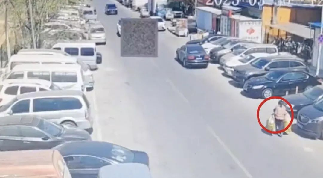 闯大祸!女子在路口烧纸祈福引燃9辆车被刑拘(图2) 闯大祸!女子在路口烧纸祈福引燃9辆车被刑拘(图2)