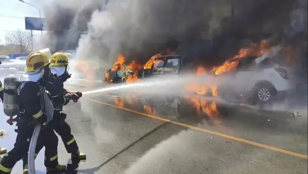 闯大祸!女子在路口烧纸祈福引燃9辆车被刑拘(图1) 闯大祸!女子在路口烧纸祈福引燃9辆车被刑拘(图1)