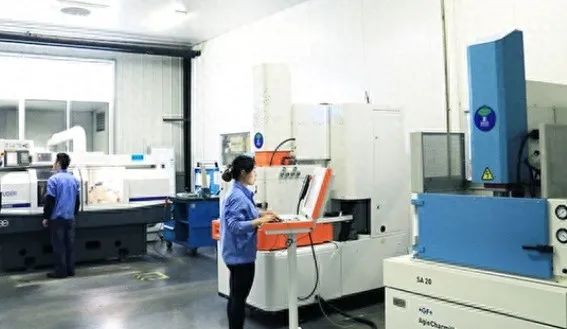 成都一公司鼓励员工减肥，发放近20万奖金：若一定时间反弹需归还(图1)