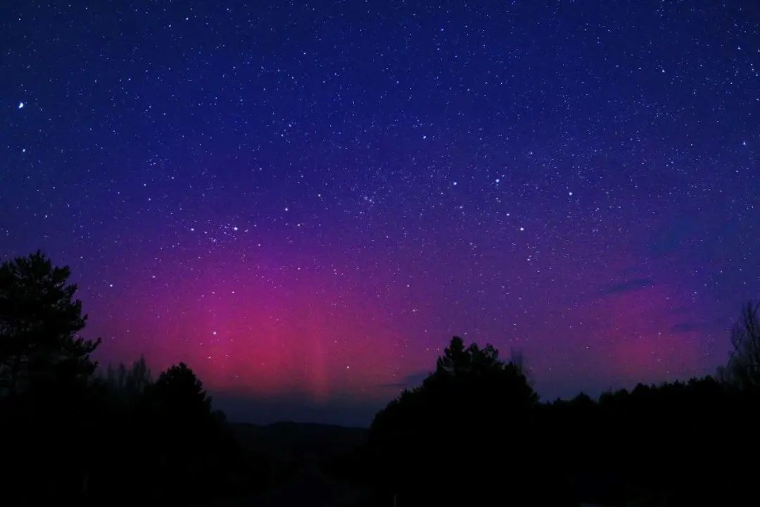 地磁暴点亮夜空！多地上演震撼极光秀(图3)