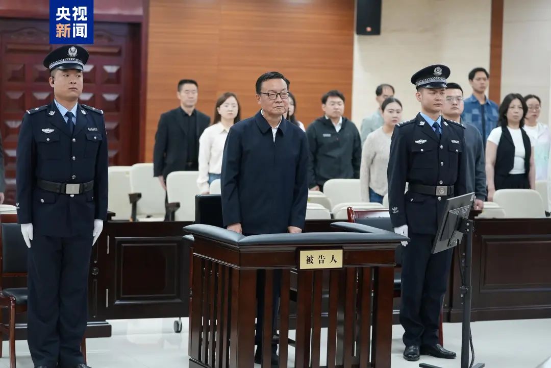 受贿超8.22亿元!新疆维吾尔自治区党委原副书记李鹏新一审被判死缓(图1) 受贿超8.22亿元!新疆维吾尔自治区党委原副书记李鹏新一审被判死缓(图1)