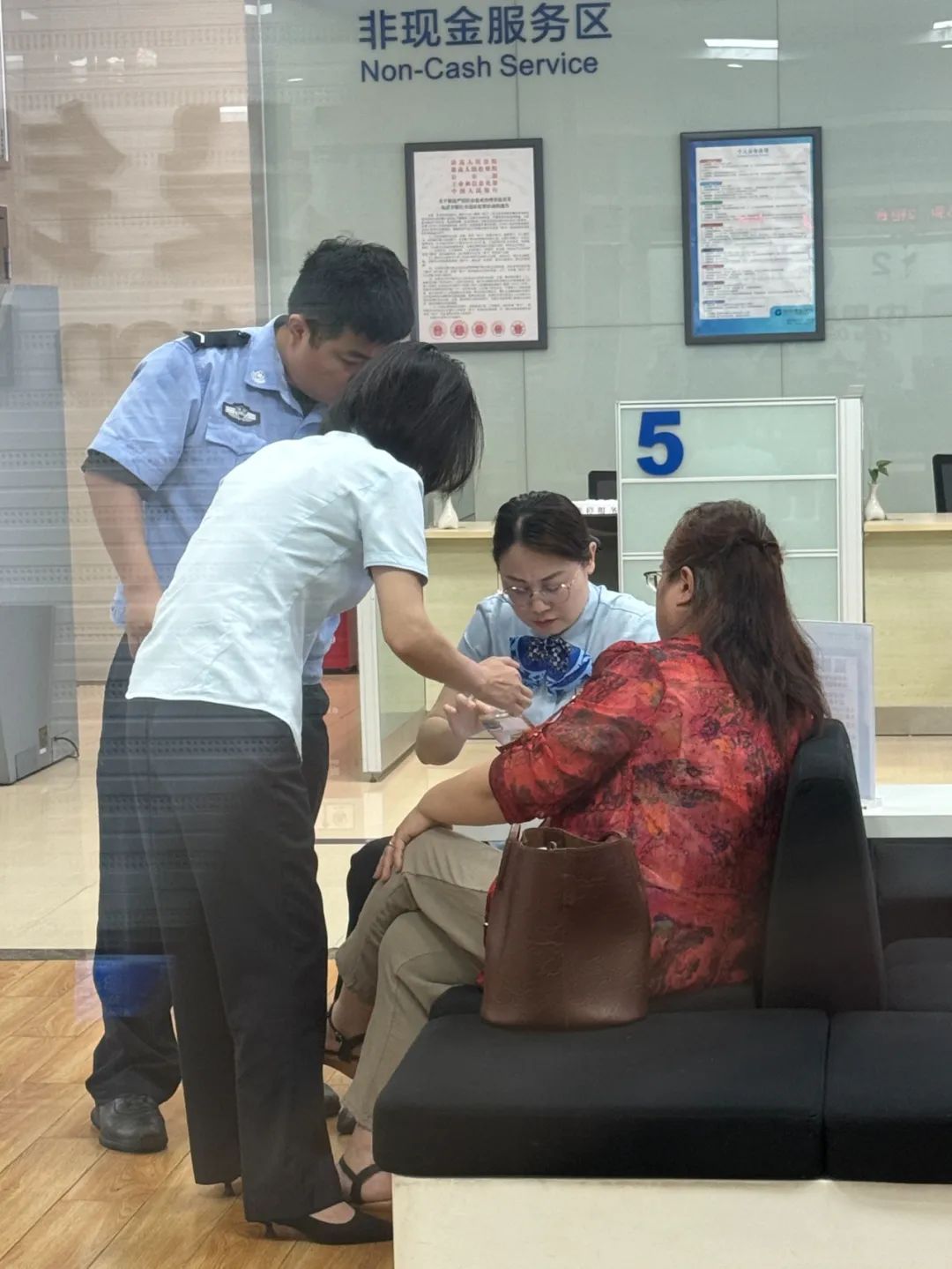 儿子用跳楼逼母汇款,银行人使出拖延战术→(图1) 图片