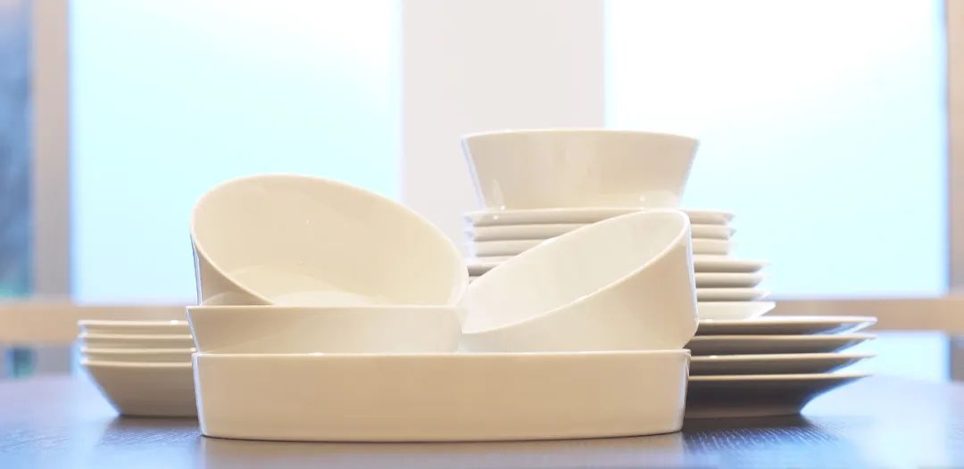 用开水烫餐具,到底有没有必要? 图片 在外就餐,很多小伙伴都会秉承“热水烫餐具”的餐前仪式,认为这样可以消毒杀菌,用着更卫生。如果不用热水烫一烫再用,总觉得心里不踏实,热水烫餐具真的能消毒杀菌吗?怎样做才能让餐具更干净? 一起聊聊关于餐具卫生的问题,最后也会科普一下在家给餐具消毒的方法和卫生安全注意事项。 01 热水烫餐具能杀菌消毒吗? 根据《GB14934-2016消毒餐(饮)具》中的规(图1) 用开水烫餐具,到底有没有必要? 图片 在外就餐,很多小伙伴都会秉承“热水烫餐具”的餐前仪式,认为这样可以消毒杀菌,用着更卫生。如果不用热水烫一烫再用,总觉得心里不踏实,热水烫餐具真的能消毒杀菌吗?怎样做才能让餐具更干净? 一起聊聊关于餐具卫生的问题,最后也会科普一下在家给餐具消毒的方法和卫生安全注意事项。 01 热水烫餐具能杀菌消毒吗? 根据《GB14934-2016消毒餐(饮)具》中的规(图1)