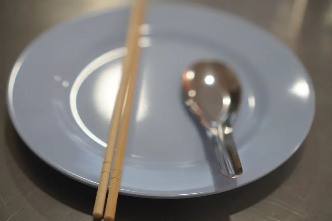 用开水烫餐具，到底有没有必要？ 图片 在外就餐，很多小伙伴都会秉承“热水烫餐具”的餐前仪式，认为这样可以消毒杀菌，用着更卫生。如果不用热水烫一烫再用，总觉得心里不踏实，热水烫餐具真的能消毒杀菌吗？怎样做才能让餐具更干净？ 一起聊聊关于餐具卫生的问题，最后也会科普一下在家给餐具消毒的方法和卫生安全注意事项。 01  热水烫餐具能杀菌消毒吗？    根据《GB14934-2016消毒餐（饮）具》中的规(图2)