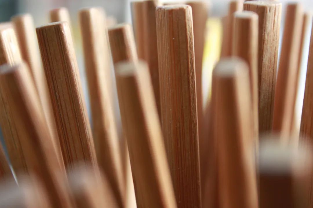 用开水烫餐具,到底有没有必要? 图片 在外就餐,很多小伙伴都会秉承“热水烫餐具”的餐前仪式,认为这样可以消毒杀菌,用着更卫生。如果不用热水烫一烫再用,总觉得心里不踏实,热水烫餐具真的能消毒杀菌吗?怎样做才能让餐具更干净? 一起聊聊关于餐具卫生的问题,最后也会科普一下在家给餐具消毒的方法和卫生安全注意事项。 01 热水烫餐具能杀菌消毒吗? 根据《GB14934-2016消毒餐(饮)具》中的规(图3) 用开水烫餐具,到底有没有必要? 图片 在外就餐,很多小伙伴都会秉承“热水烫餐具”的餐前仪式,认为这样可以消毒杀菌,用着更卫生。如果不用热水烫一烫再用,总觉得心里不踏实,热水烫餐具真的能消毒杀菌吗?怎样做才能让餐具更干净? 一起聊聊关于餐具卫生的问题,最后也会科普一下在家给餐具消毒的方法和卫生安全注意事项。 01 热水烫餐具能杀菌消毒吗? 根据《GB14934-2016消毒餐(饮)具》中的规(图3)