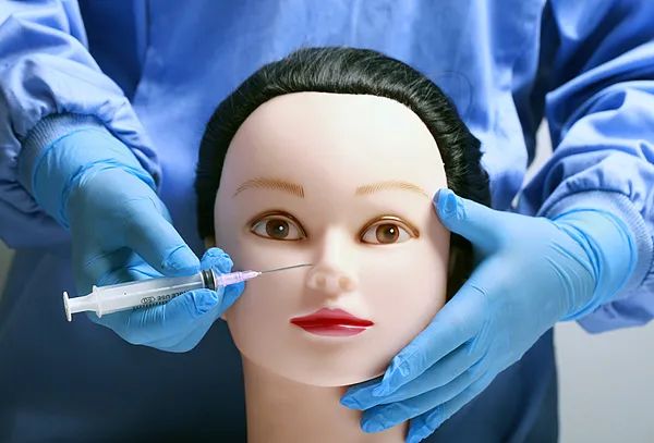 高中生暑假扎堆整形,有医生日均劝退三四名!这些风险,家长和孩子要注意(图1) 高中生暑假扎堆整形,有医生日均劝退三四名!这些风险,家长和孩子要注意(图1)