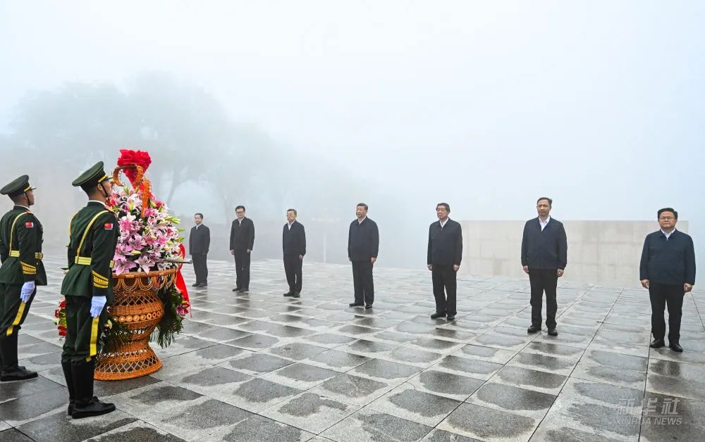 习近平在山西阳泉市向抗战烈士敬献花篮并参观百团大战纪念馆(图2)