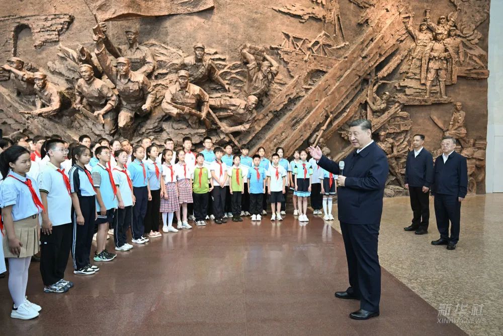 习近平在山西阳泉市向抗战烈士敬献花篮并参观百团大战纪念馆(图5)