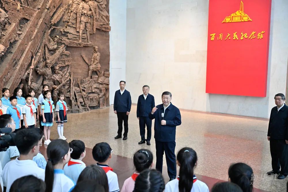习近平在山西阳泉市向抗战烈士敬献花篮并参观百团大战纪念馆(图6)