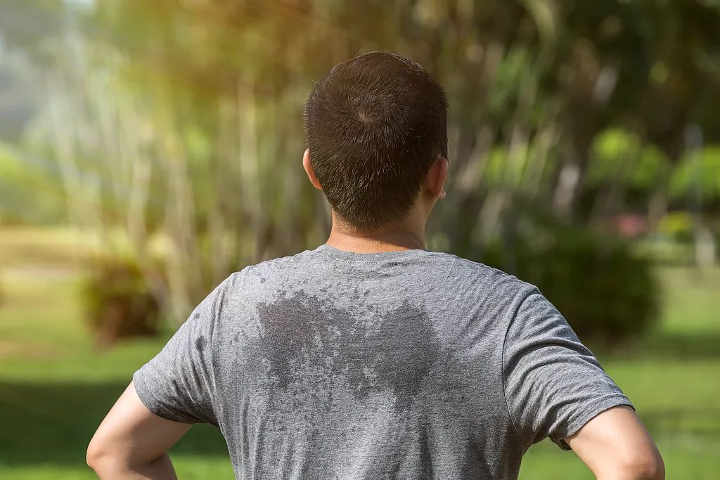 夏天穿什么颜色的衣服更凉快?(不是白色)(图1) 夏天穿什么颜色的衣服更凉快?(不是白色)(图1)