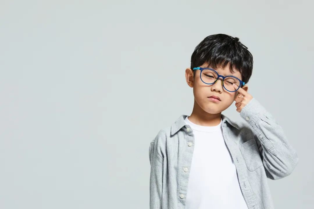 10岁男孩暑假猛刷手机成“斗鸡眼”，这个坏习惯要不得(图3)