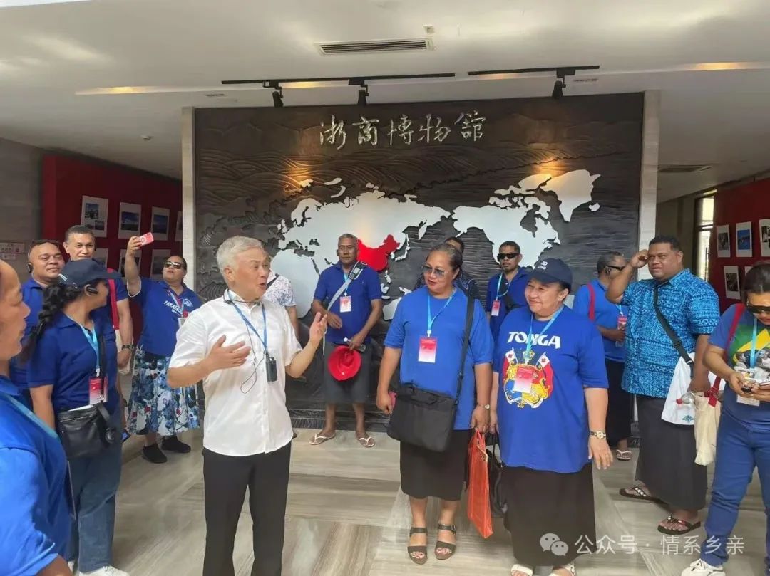 汤加王国官员走进浙商博物馆 王国安教授全程英文讲授浙商魅力(图3) 汤加王国官员走进浙商博物馆 王国安教授全程英文讲授浙商魅力(图3)