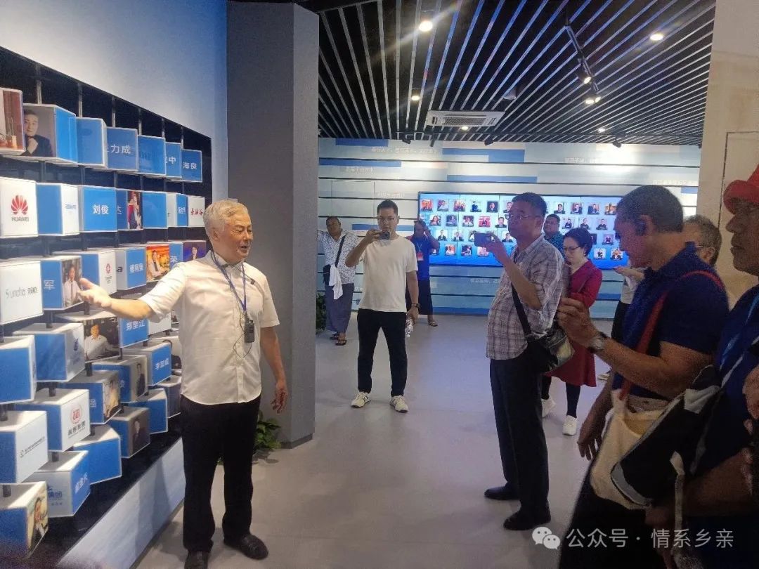 汤加王国官员走进浙商博物馆 王国安教授全程英文讲授浙商魅力(图5) 汤加王国官员走进浙商博物馆 王国安教授全程英文讲授浙商魅力(图5)