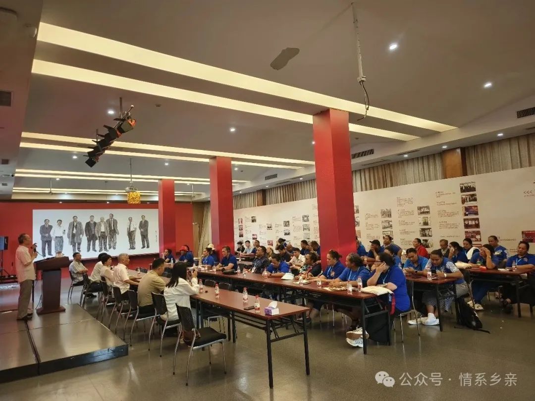 汤加王国官员走进浙商博物馆 王国安教授全程英文讲授浙商魅力(图6) 汤加王国官员走进浙商博物馆 王国安教授全程英文讲授浙商魅力(图6)