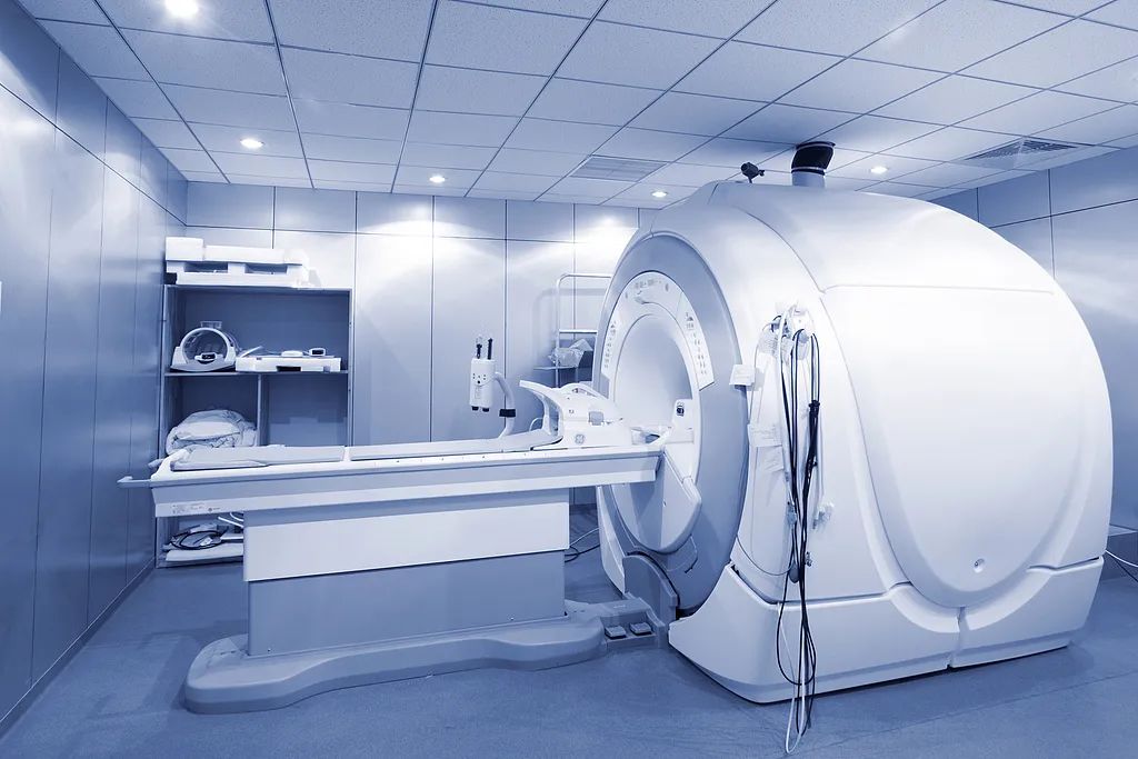 男子戴金属项链闯入核磁共振室,被吸入机器身亡!(图1) 男子戴金属项链闯入核磁共振室,被吸入机器身亡!(图1)