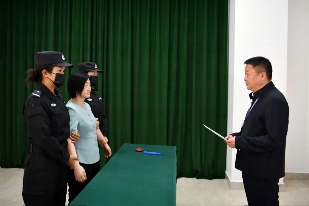 “百名红通人员”周静华被引渡回国(图2) 图片