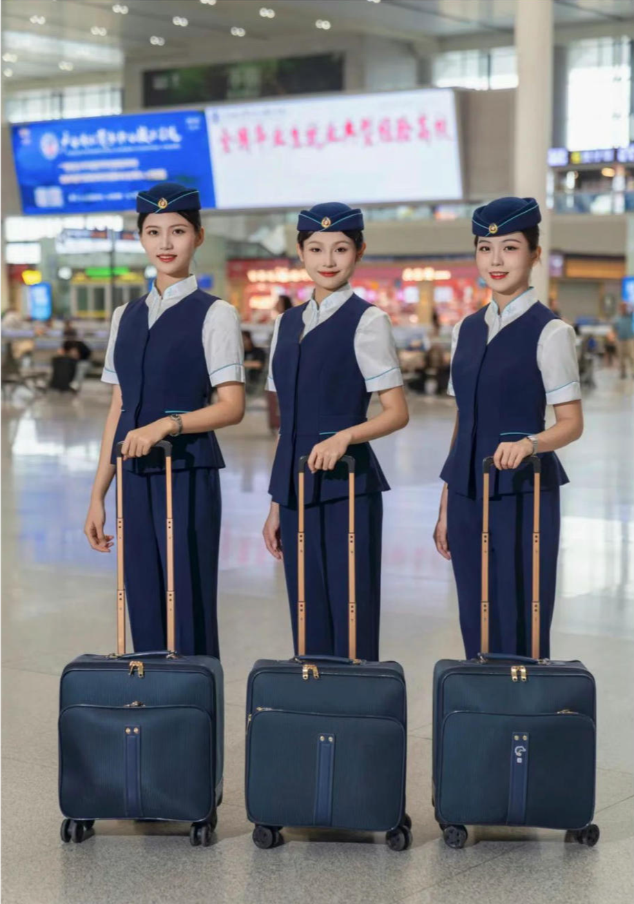 山东航空宣布换装:空姐可自选裤装或过膝裙,平底鞋取代高跟鞋!网友建议相关行业:取消短裙丝袜等,可不化妆(图3) 图片