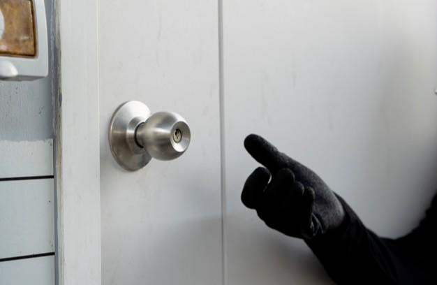 男子凌晨潜入陌生人家中,麻醉女子后对其静脉抽血,自述“就喜欢跑人家里,通过紧张感解压”,获刑2年(图1) 男子凌晨潜入陌生人家中,麻醉女子后对其静脉抽血,自述“就喜欢跑人家里,通过紧张感解压”,获刑2年(图1)