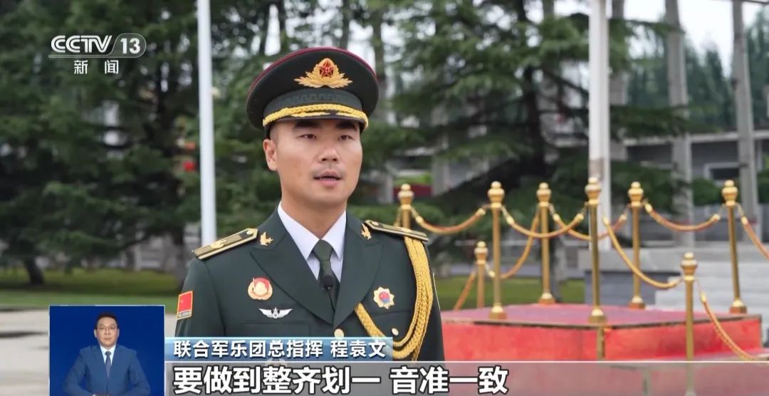 直击九三阅兵训练场,军乐团设14个排面,前排80名礼号手:20名女鼓手站第一排,继新中国成立70周年阅兵后再次亮相(图1) 图片