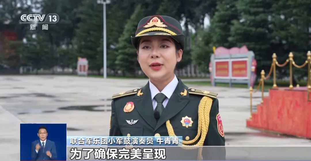 直击九三阅兵训练场,军乐团设14个排面,前排80名礼号手:20名女鼓手站第一排,继新中国成立70周年阅兵后再次亮相(图3) 图片