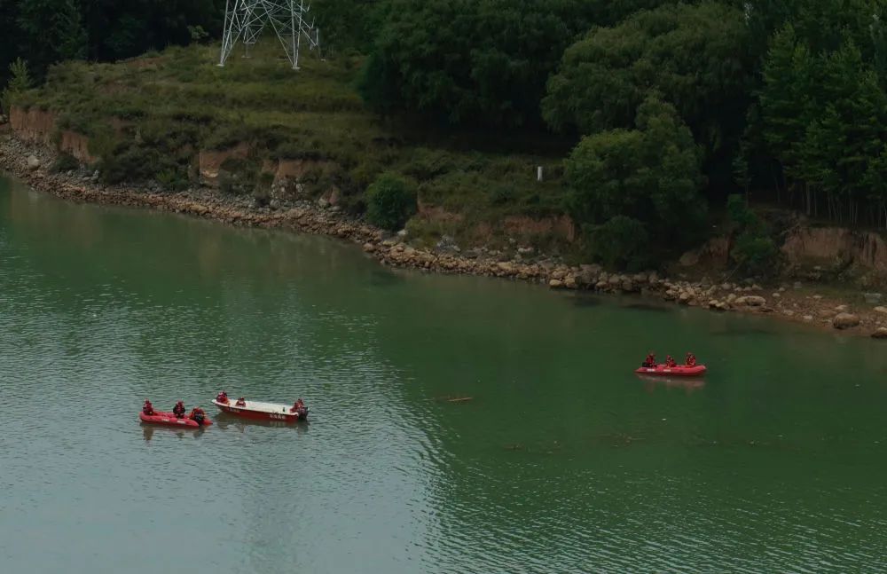 川青铁路尖扎黄河特大桥施工绳索断裂事故已致10人死亡、4人失联,2人在塔架尚无法确认生命体征(图2) 图片