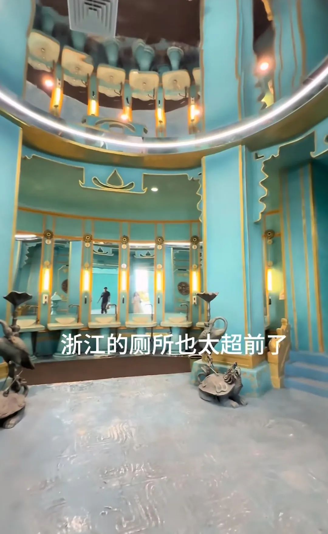浙江一景区厕所高度神似“玉虚宫”,网友:哪吒来了都要震惊(图2) 图片
