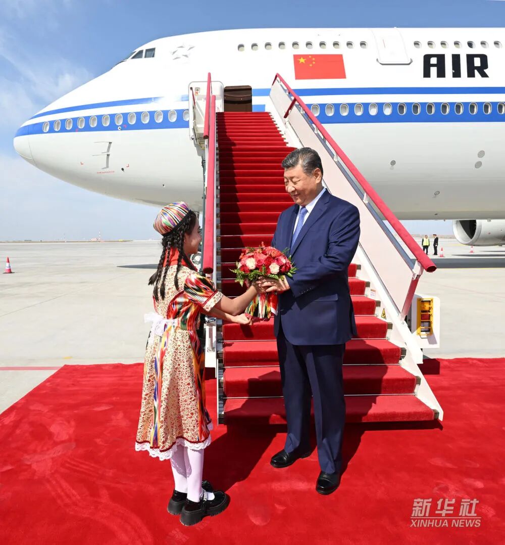 习近平率中央代表团抵达乌鲁木齐出席新疆维吾尔自治区成立70周年庆祝活动(图3) 习近平率中央代表团抵达乌鲁木齐出席新疆维吾尔自治区成立70周年庆祝活动(图3)