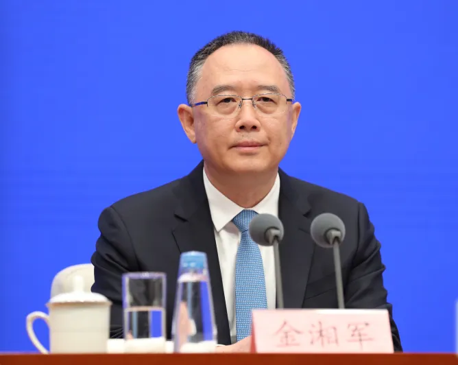 山西省原省长金湘军被双开,搞权色、钱色交易,无偿接受“保姆式”服务(图1) 山西省原省长金湘军被双开,搞权色、钱色交易,无偿接受“保姆式”服务(图1)