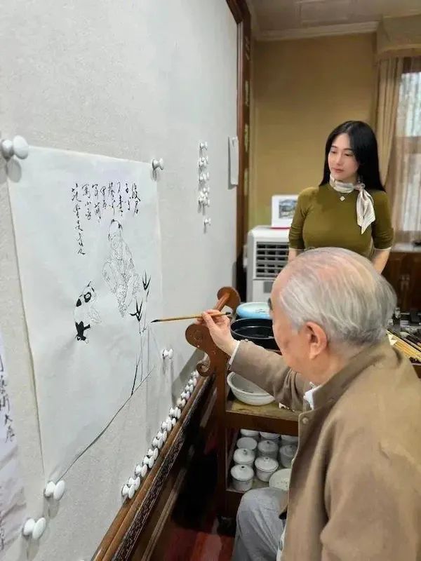 “失联风波”过后,87岁画家范曾首次公开露面,发文称迁入新居,与女儿继子断绝关系(图3) 范曾与第四任妻子