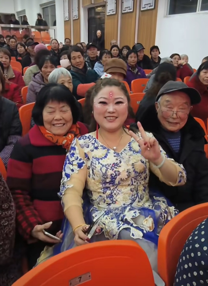 一位村姑“主宰”了一个市的村晚(图2) 2.jpg