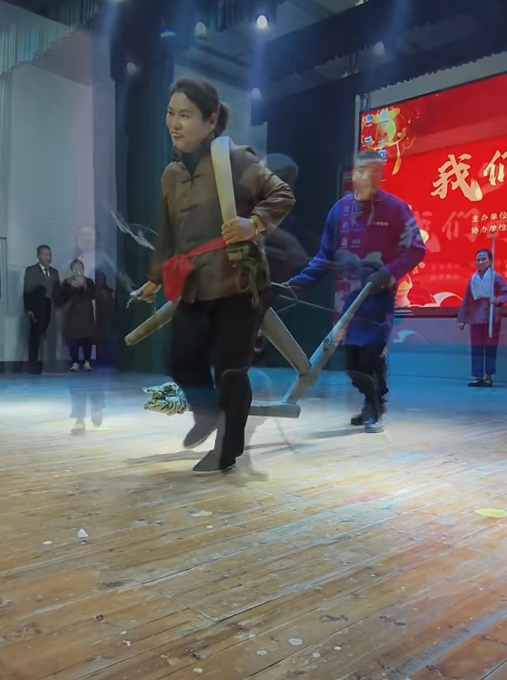 一位村姑“主宰”了一个市的村晚(图6) 6.jpg
